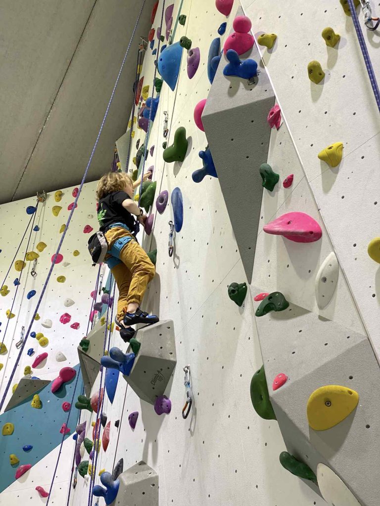 grimpeur enfant sur un mur d'escalade
