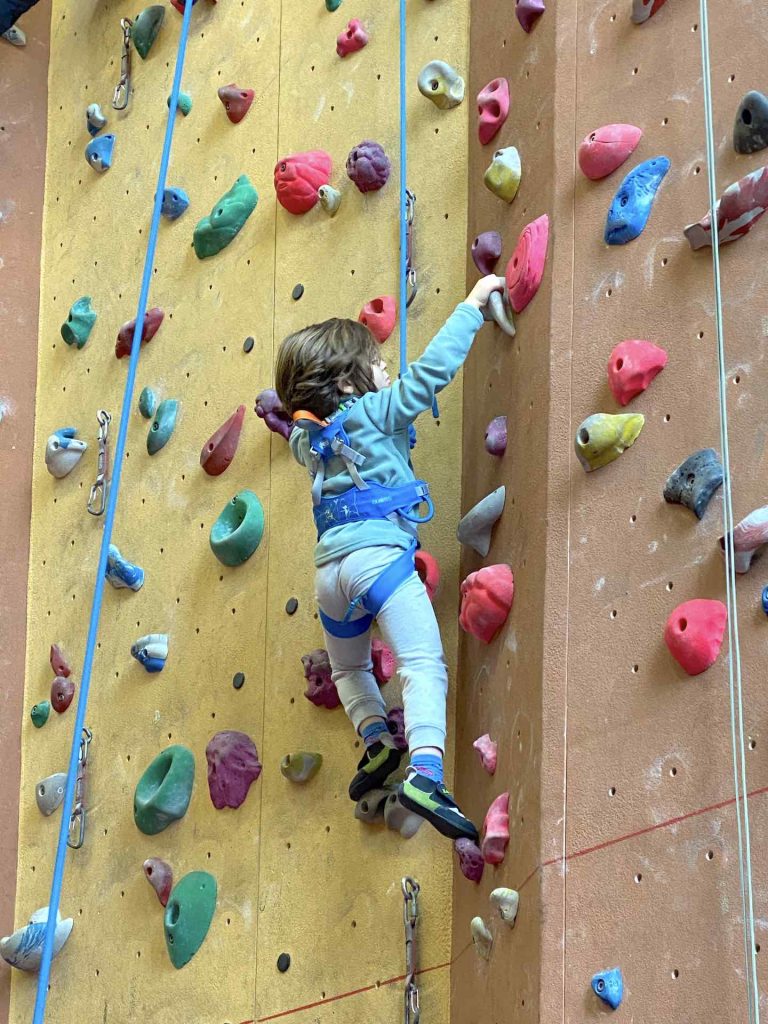 jeune grimpeur enfant sur un mur d'escalade