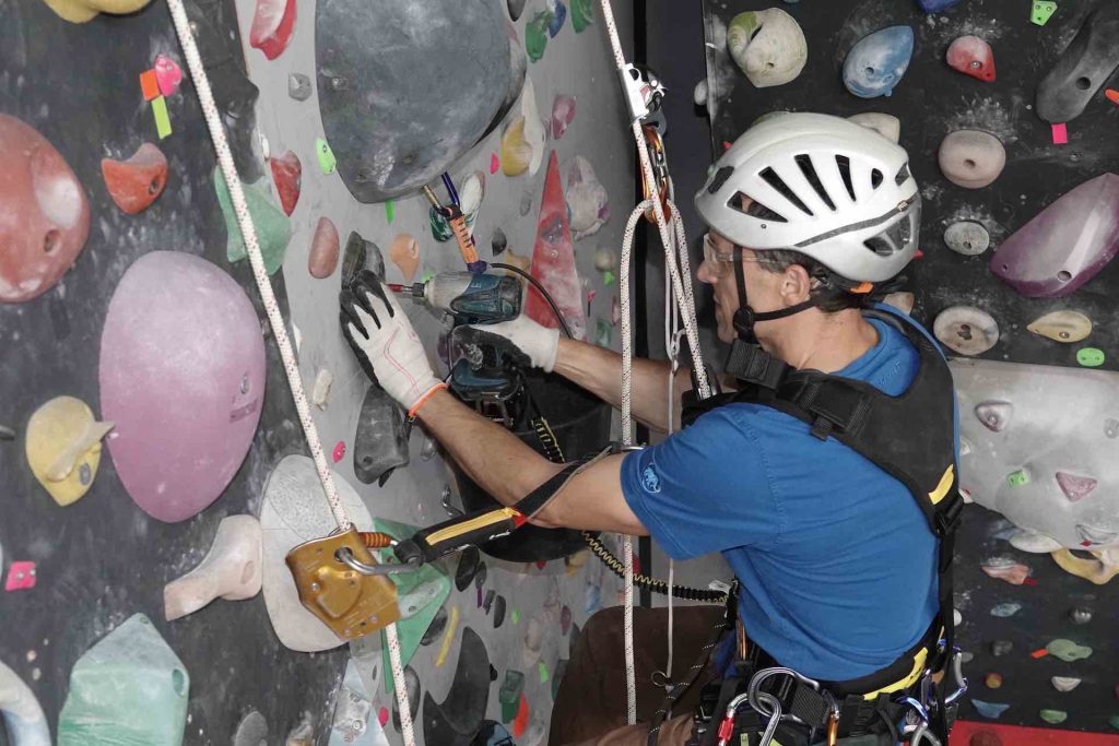 Un technicien cordiste en intervention sur double cordes (ouverture de voies d'escalade)